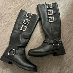 SCHUTZ — Luccia Buckle Boot — Size 7.5B